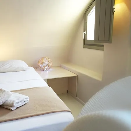 Cycladic House In Finikia Oia (Santorini)